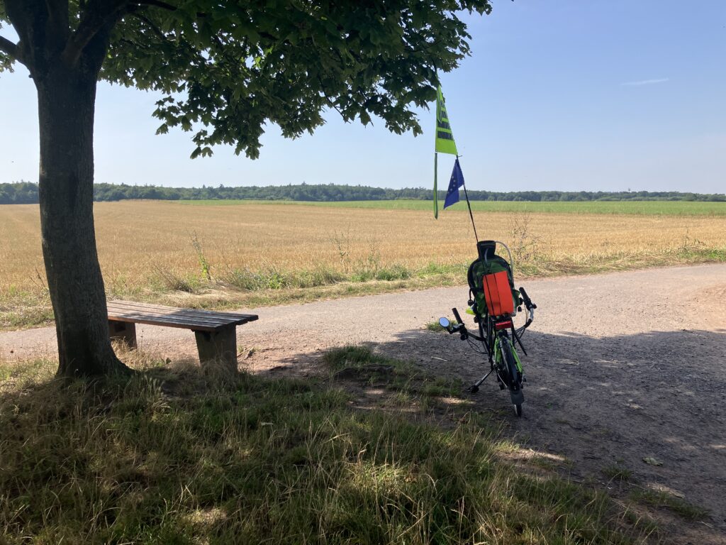 Hessischer Radfernweg R8 am Oberfeld in Darmstadt (Bild: Klaus Dapp)