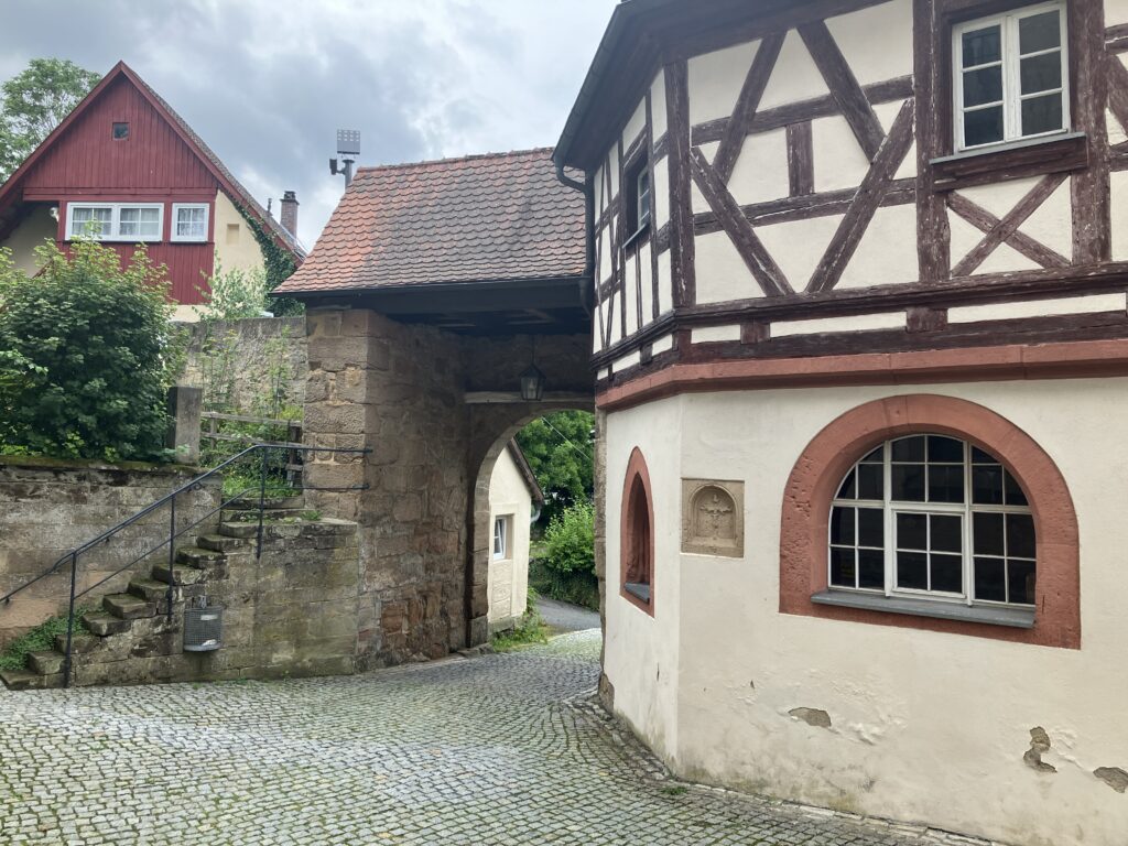 Tor zum Kirchplatz in Trebgast (Bild: Klaus Dapp)