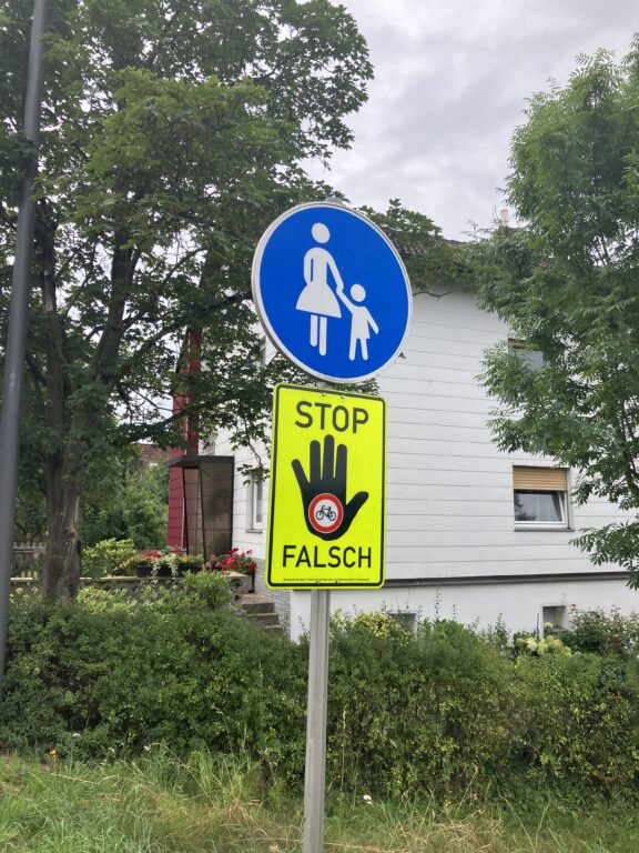 Anti-Fahrrad-Beschilderung in Harsdorf (Bild: Klaus Dapp)