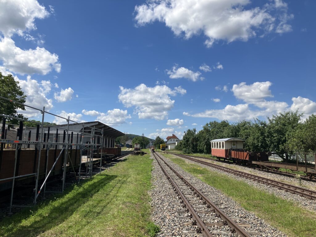 Güterschuppen am Bahnhof Dörzbach mit wiederhergestellten Gleisen (Bild: Klaus Dapp)